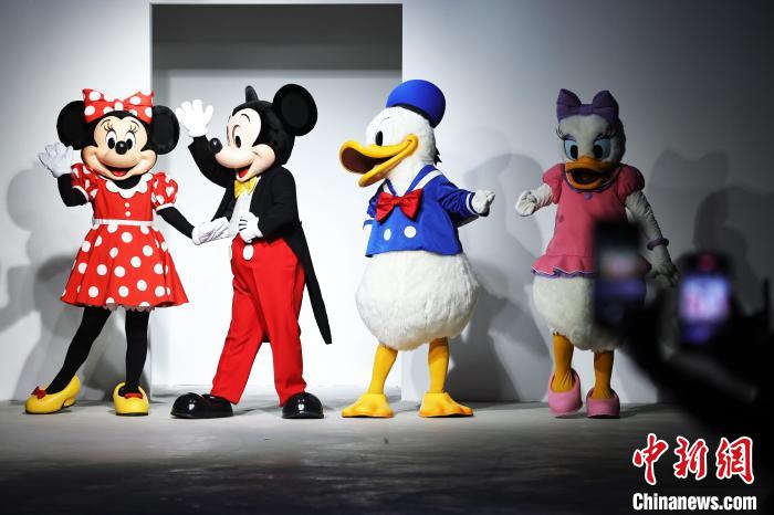 迪士尼携手八家本土独立设计师品牌亮相2024秋冬上海时装周